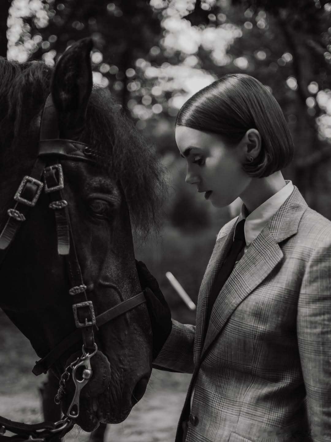 lily collins莉莉柯林斯在《艾米丽在巴黎》第五季片场的幕后写真，与骏马