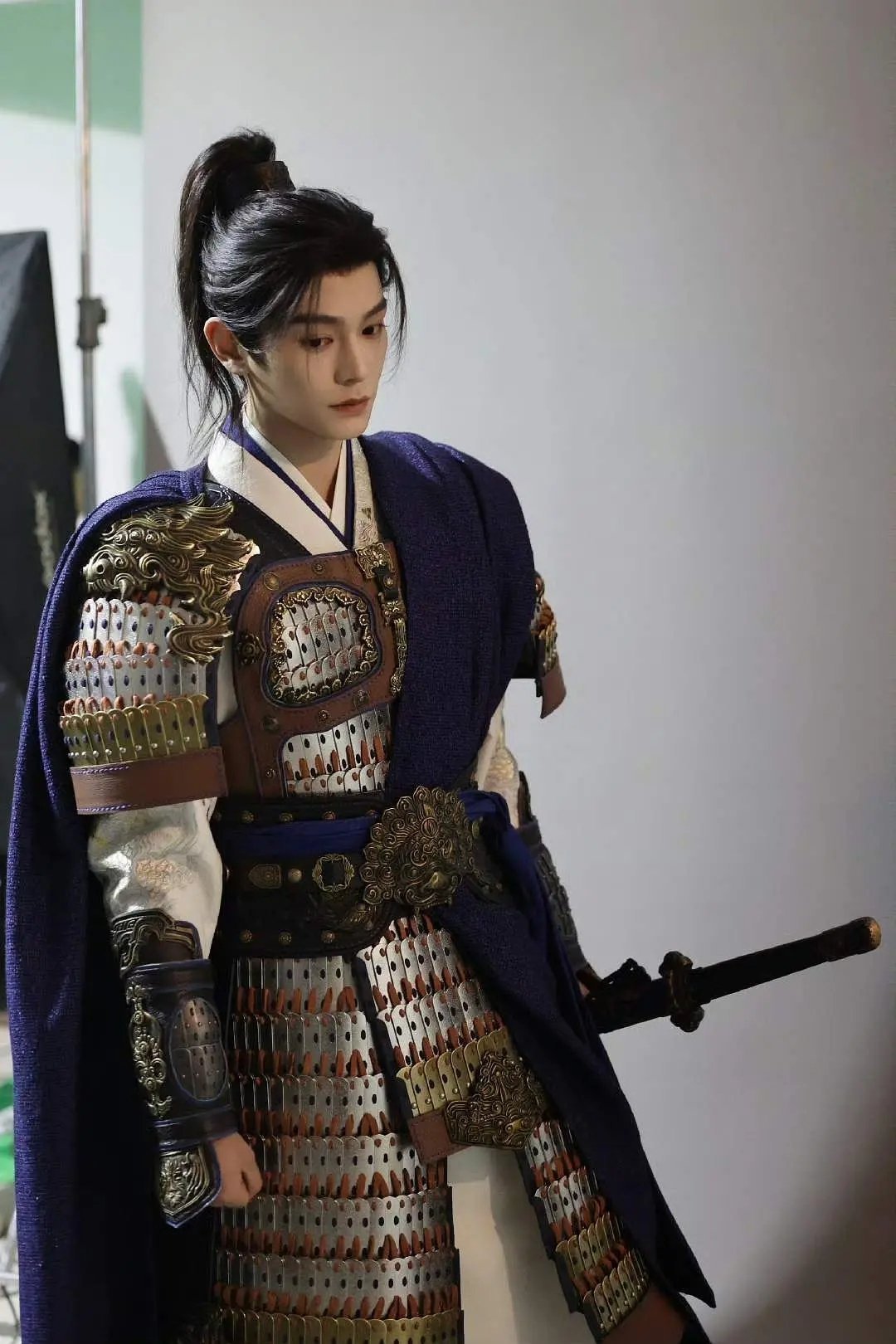 老丁这一套...怎么说呢，也挺帅的，只是有点像女扮男装的将军一样 