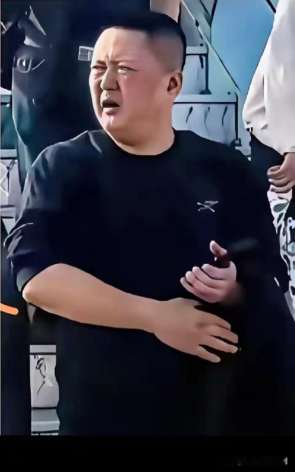 东航逼空姐下跪服务的欧某:

给四句评语:

空姐遇人不淑❗
国企用人不当❗
小
