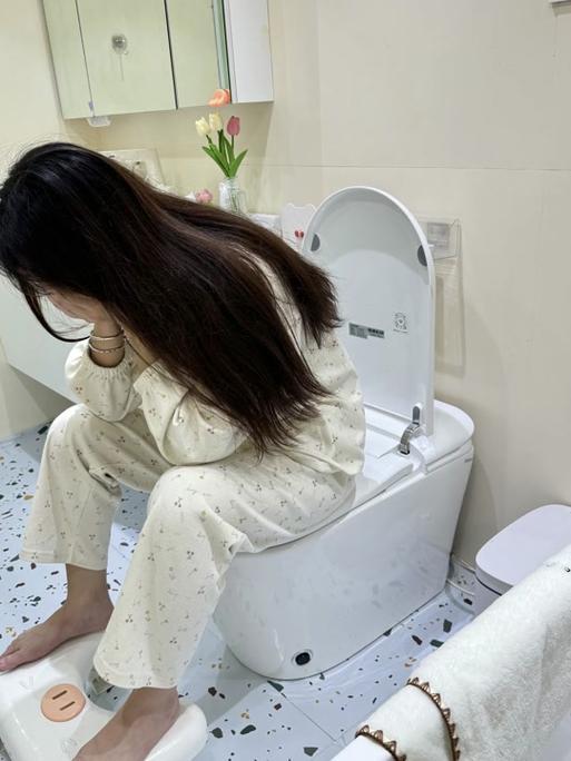 女子离家17天，归来惊见水费飙升，一查竟是智能马桶“闯祸”——耗水超200吨！原