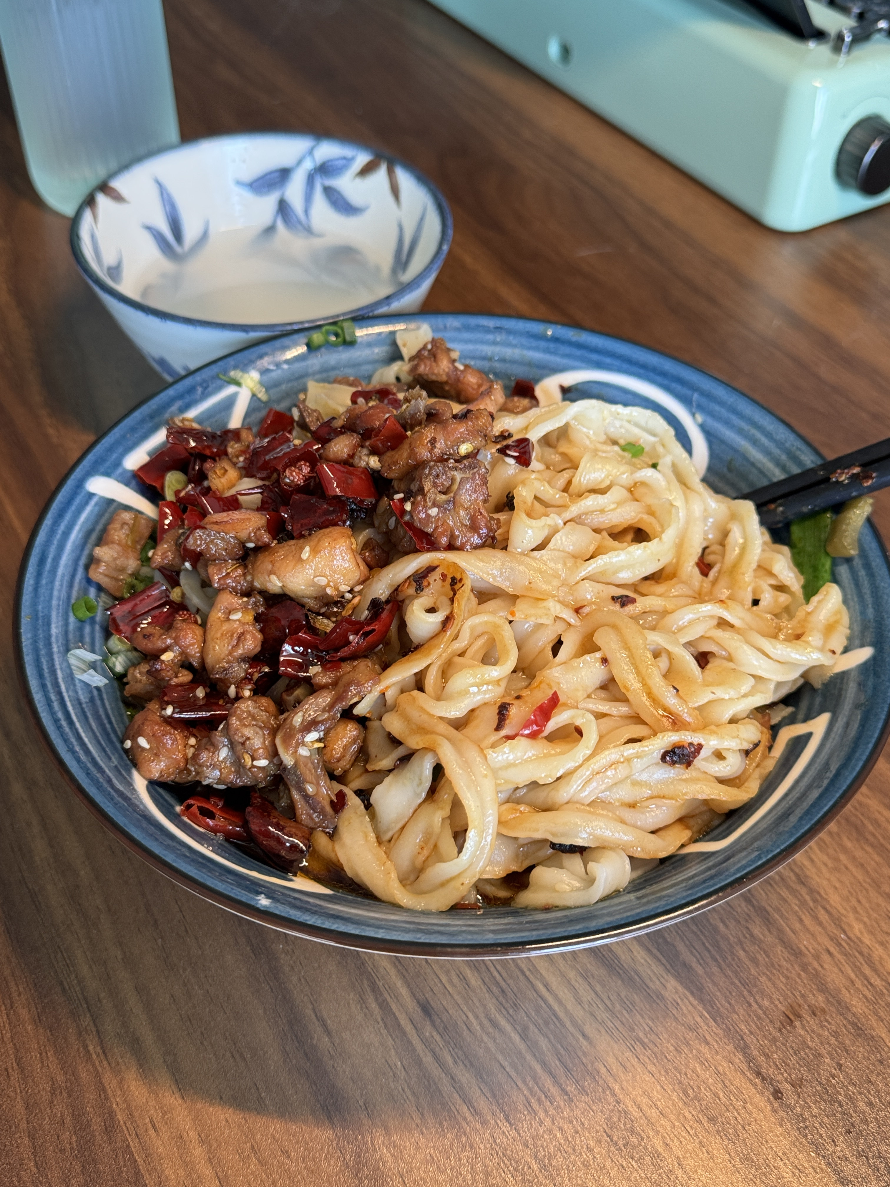 室友今日饮食：睡到中午，起来做了一个特辣兔兔面。特辣兔兔面就是冷吃兔用空气炸锅烤