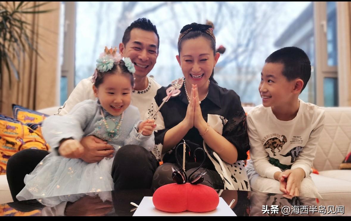 这是赵文卓与生日的妻子张丹露及一双子女，在家中的一张十分罕见的生日全家福合影。