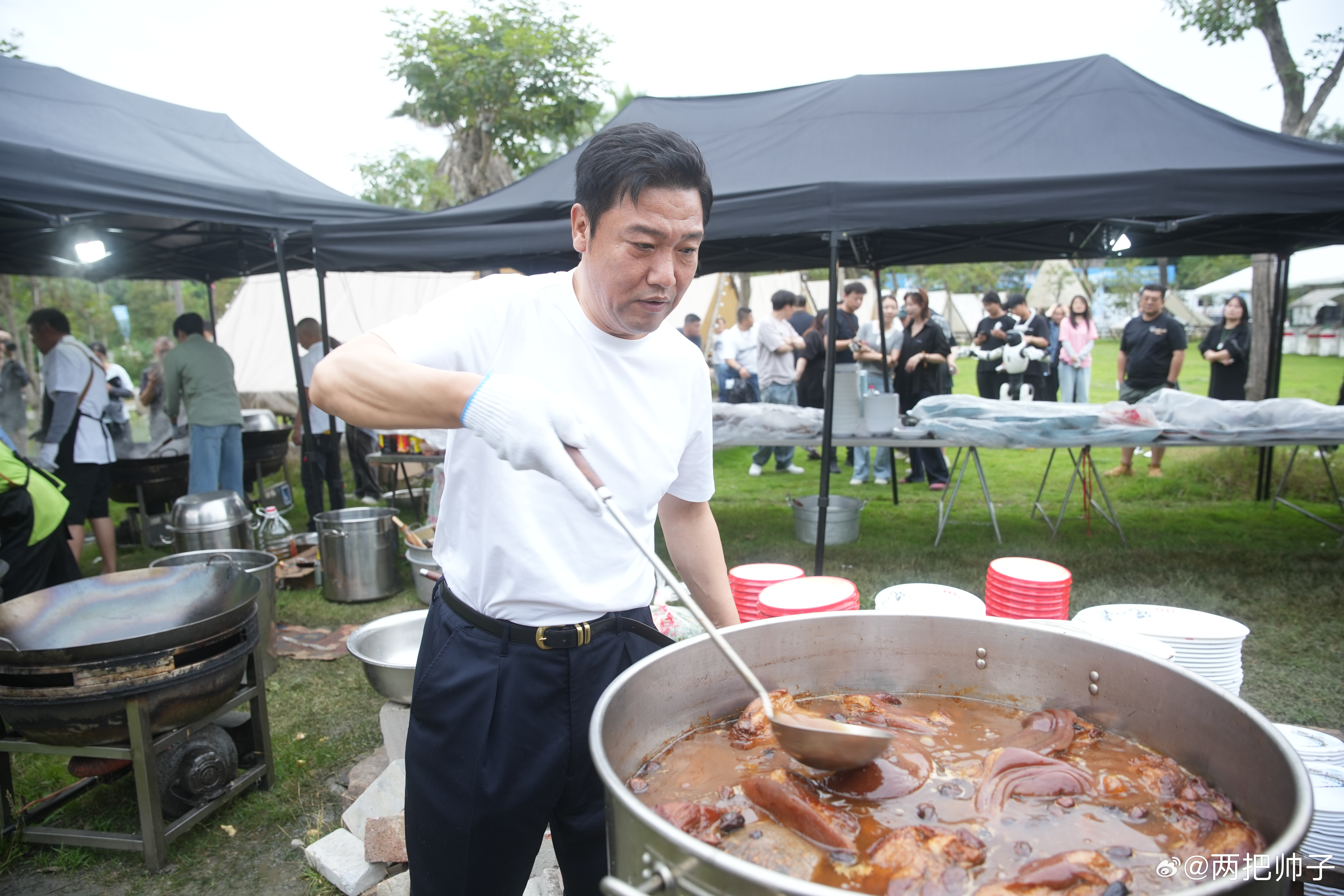 俞灏明成都掌勺白斩鸡贾冰王子奇俞灏明四川吃席太阳系公民剧组聚餐配置格外亮眼，贾冰
