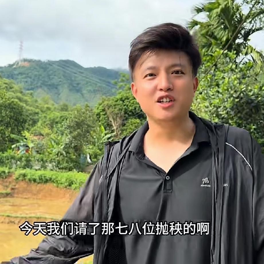 小松和秋秋在越南省城安沛建民宿，由于下雨，大师傅早早就骑着车回家了，小松也带着一