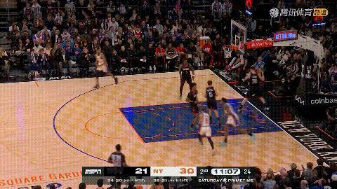 在今天进行的火箭和尼克斯的焦点战中，发生了让人瞠目结舌的一幕。当时比赛进行到了第