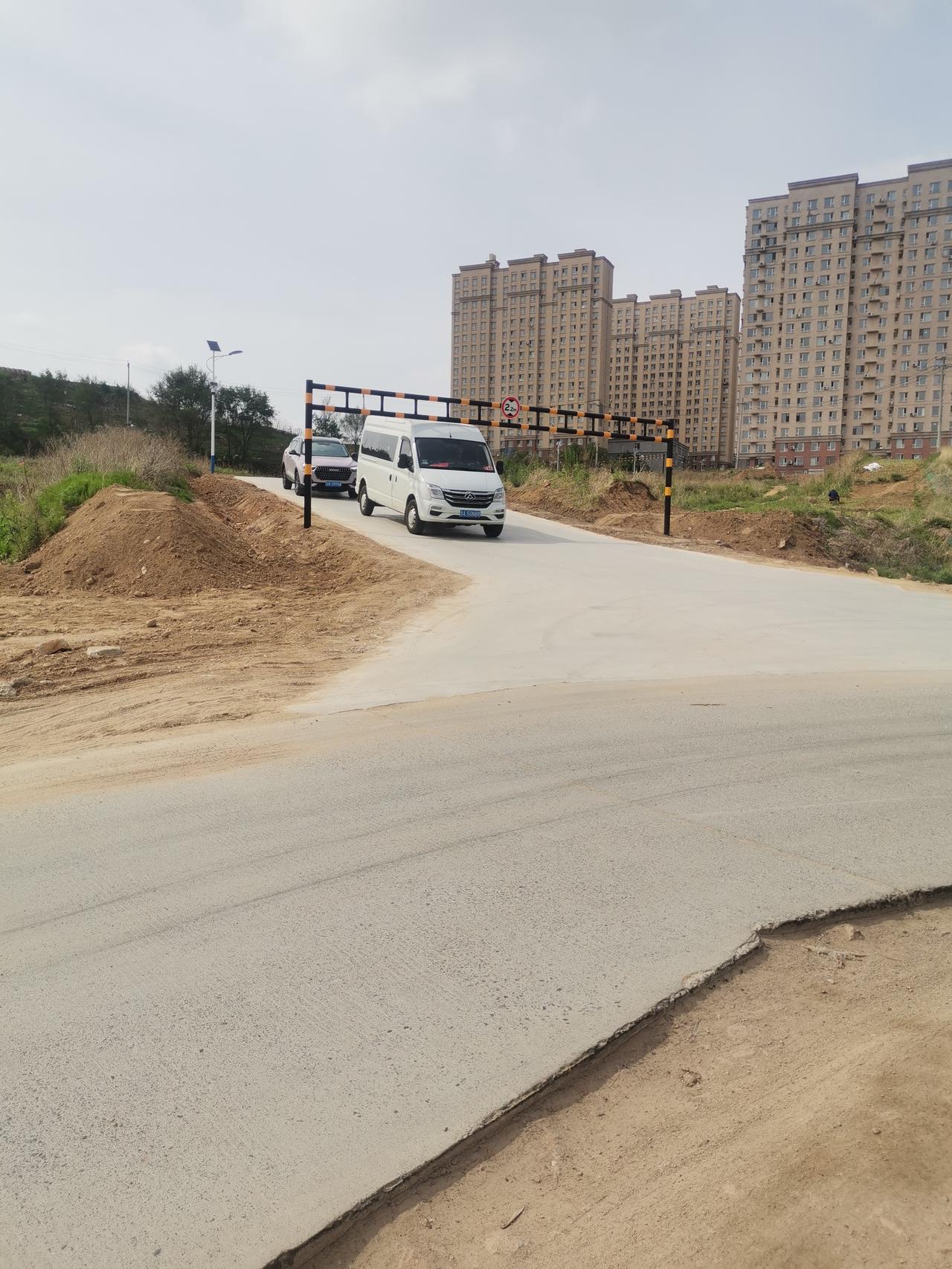 吉林市平山街通往森邻里的道路已修建完成，设置了2.2米的限高。如此一来，大车肯定