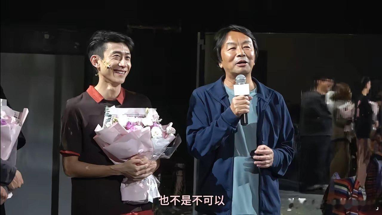 张一山主演的舞台剧《一地鸡毛》第三场在北京鼓楼西剧场上演，刘威、赵小童、关晓彤、