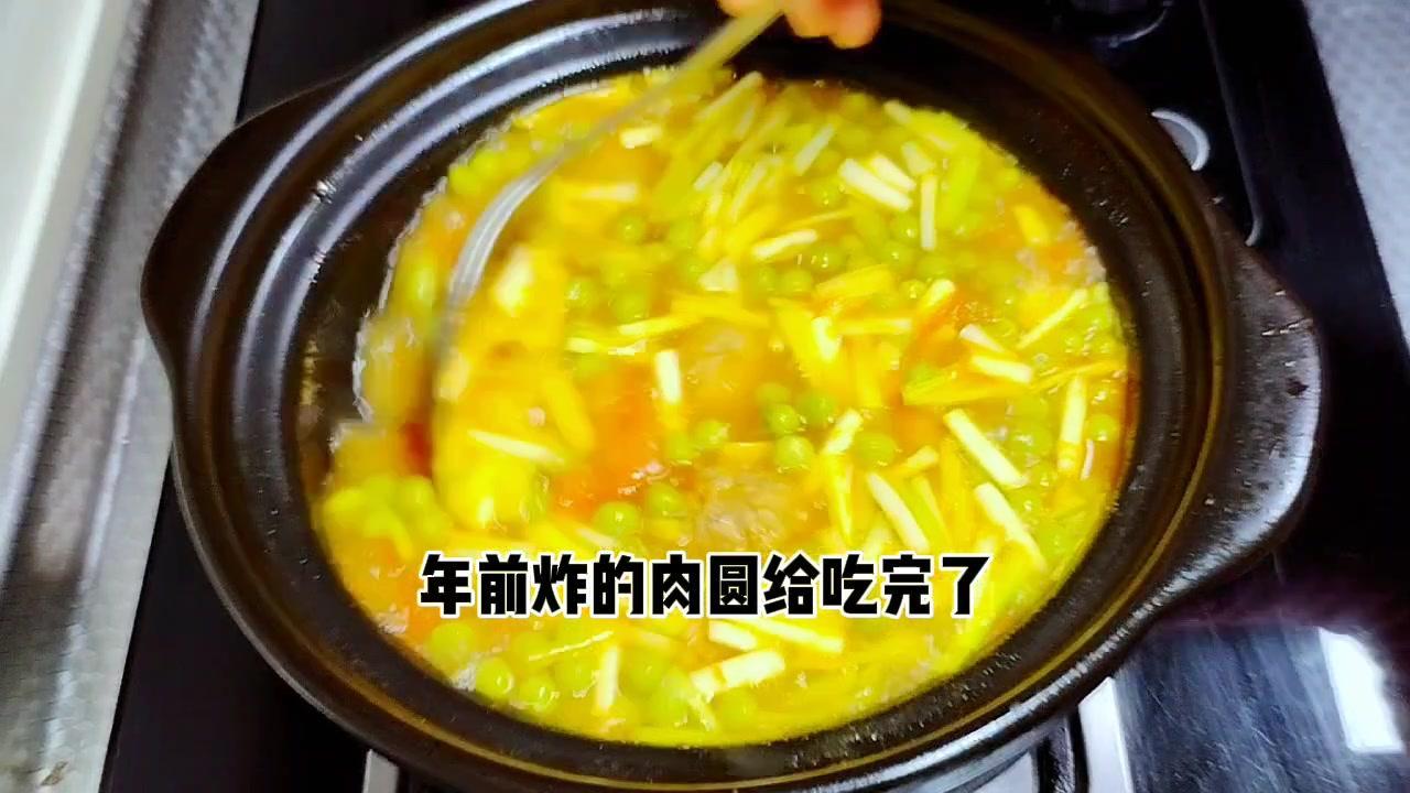 1️⃣年前炸好的肉圆吃完了，没有吃完的话，可以做个酸汤肉圆。

2️⃣锅热后放点