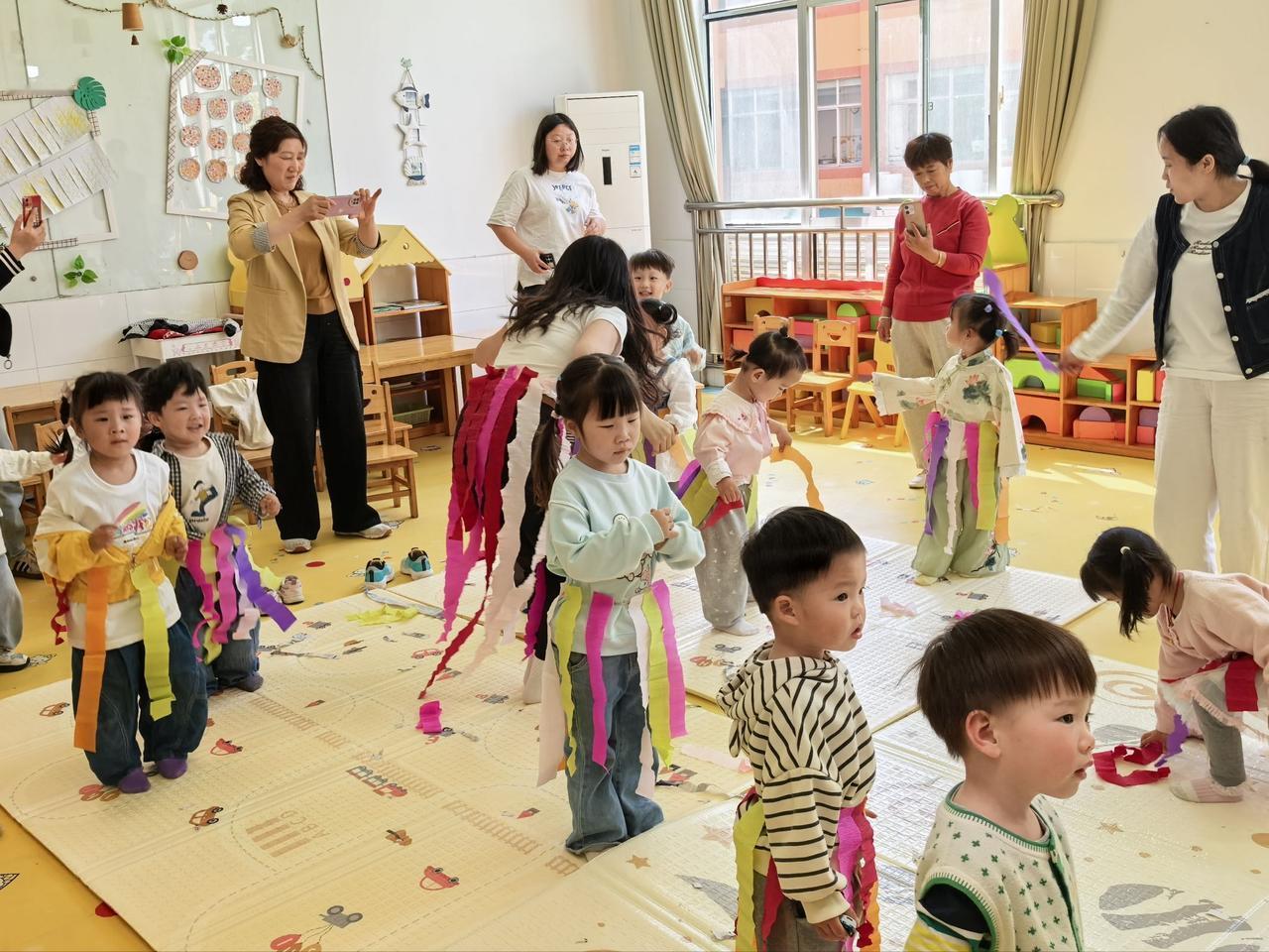 幼儿园招生困难的形势下，为了生源也是拼了！
   托幼班，也就是小小班，平均年龄