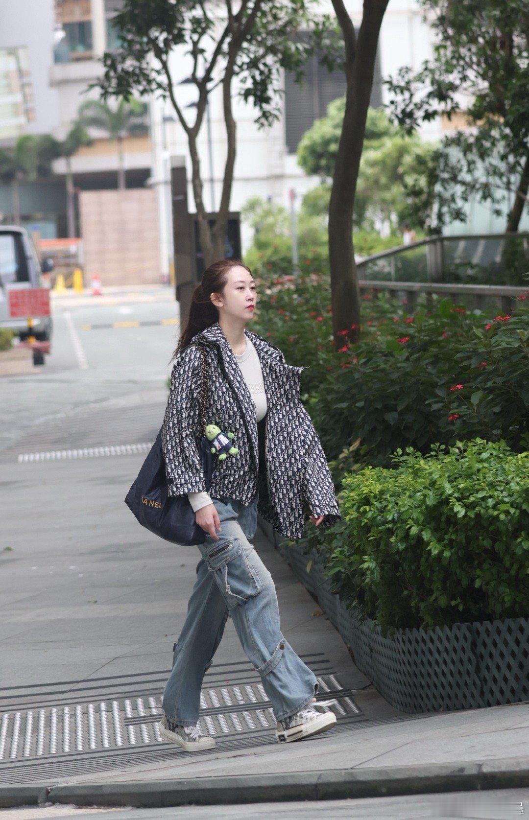 粉丝在香港豪宅区偶遇刘芊螢 《招惹玫瑰》开播即爆梗！戏里复仇千金，戏外住香港顶级