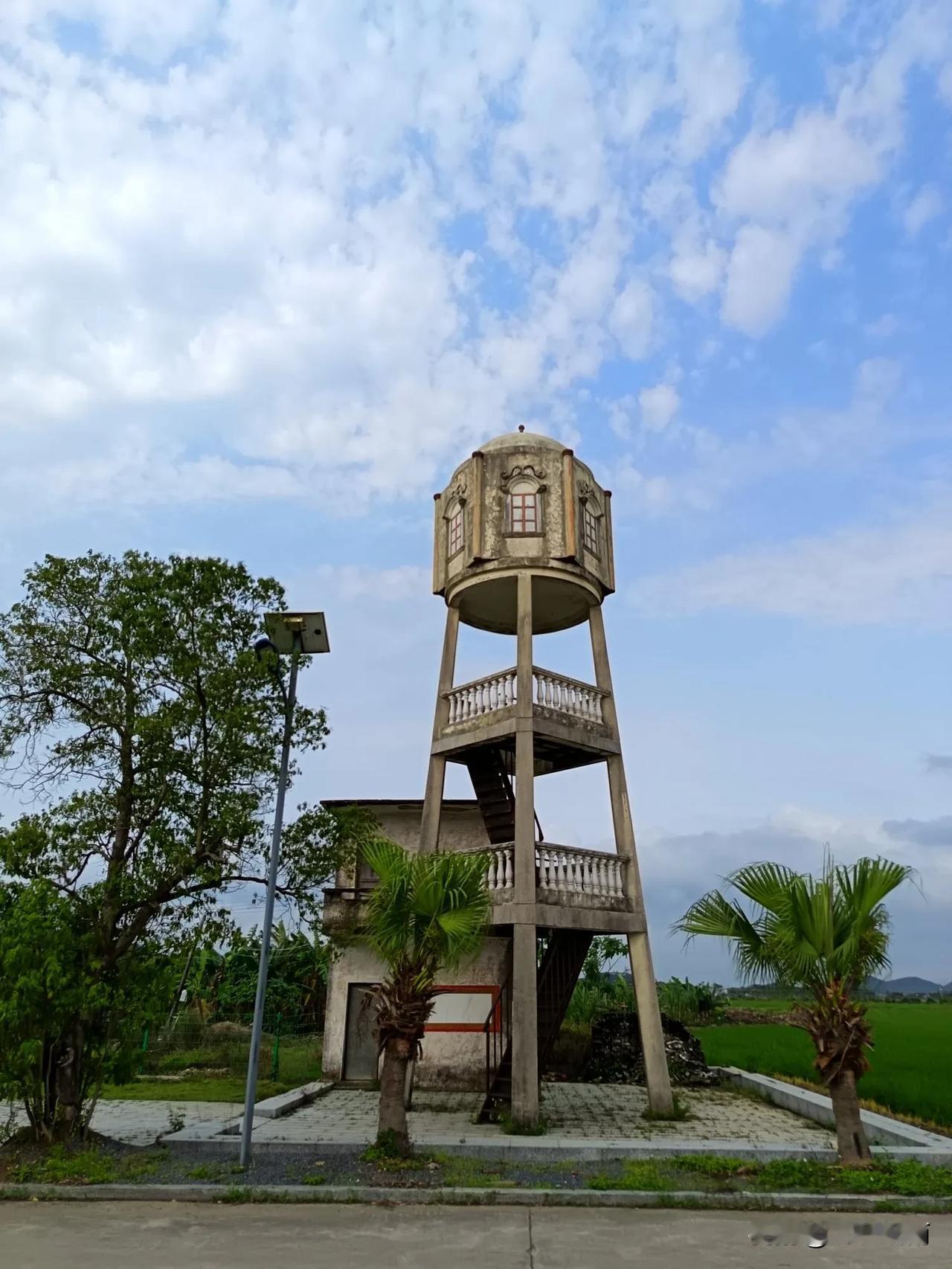 在广东台山斗山镇的田园深处，有一个以洋楼群闻名的古村落——浮月村。这些洋楼是民国