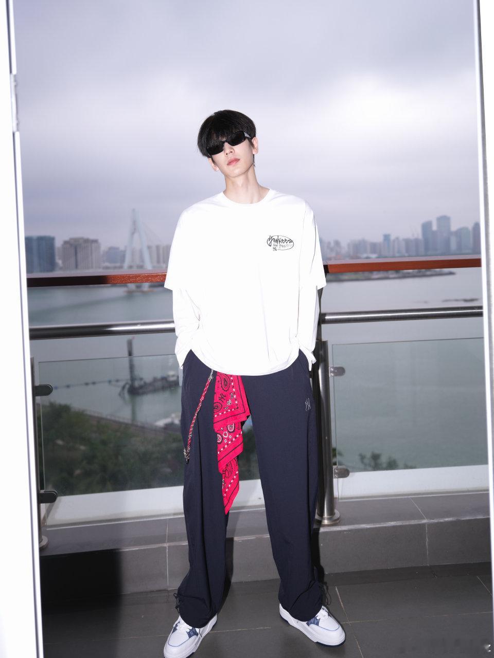 张凌赫 媚眼抛给瞎子看张凌赫的小心思：我超明显！小核桃：啊？他今天挺正常啊！笑喷