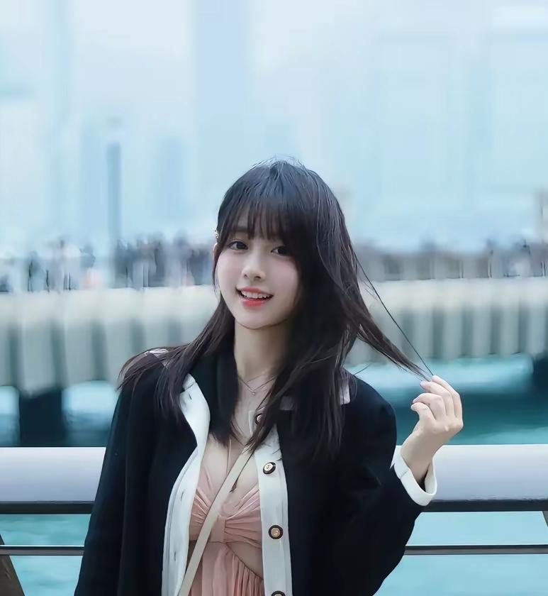 今天的风，是刚好能托住裙摆的温度✨”

软鬓斜欹带晚潮，粉衫轻曳柳边桥。蝶光沾袖