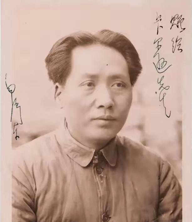 延安时期毛主席签名照赠送给卡尔逊先生，并给卡尔逊写了一封信。毛主席此照片，意气风