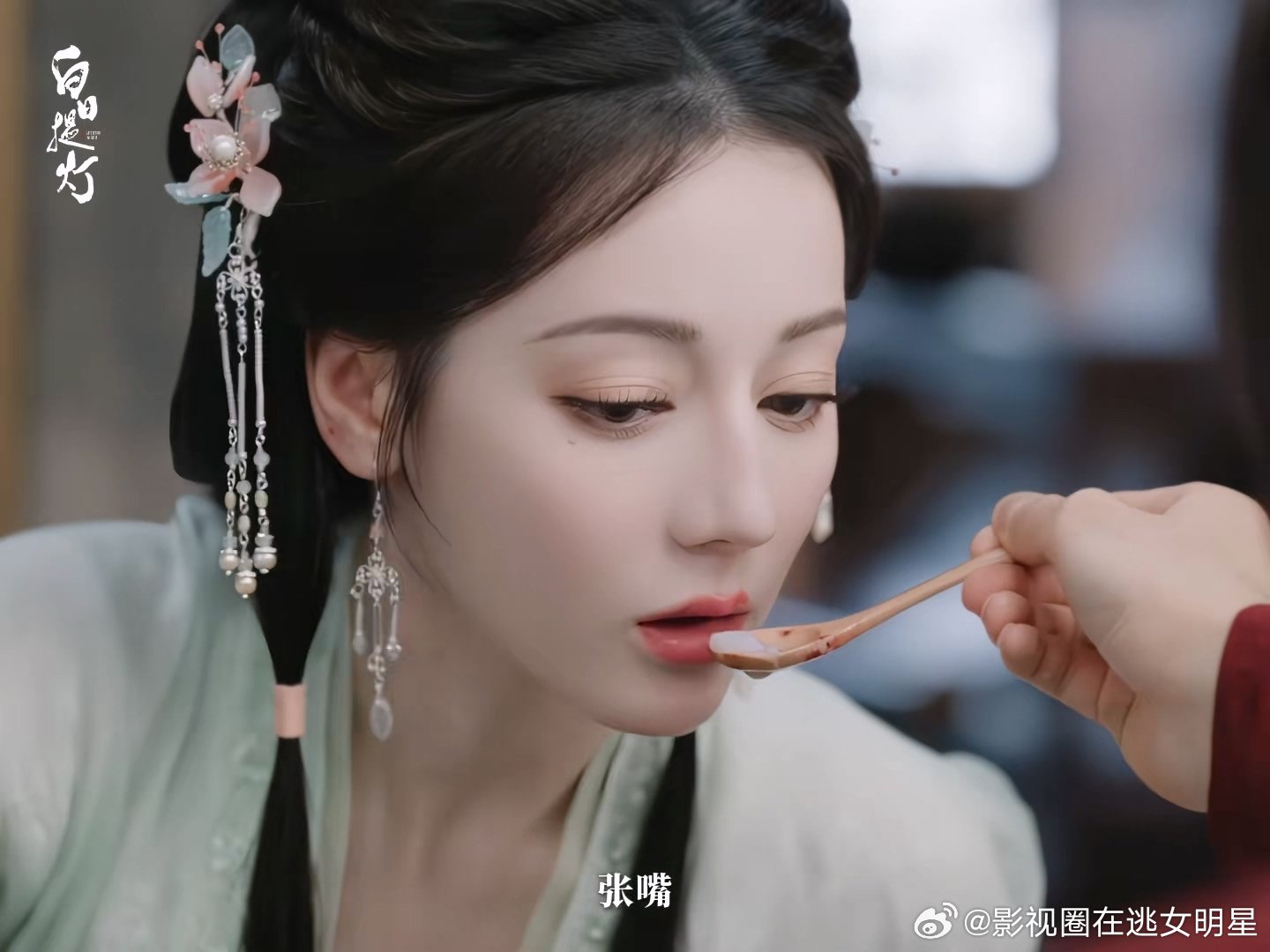 陈飞宇喂迪丽热巴吃甜品迪丽热巴疯批女鬼上线《白日提灯》每日新预告都是大招！贺思慕