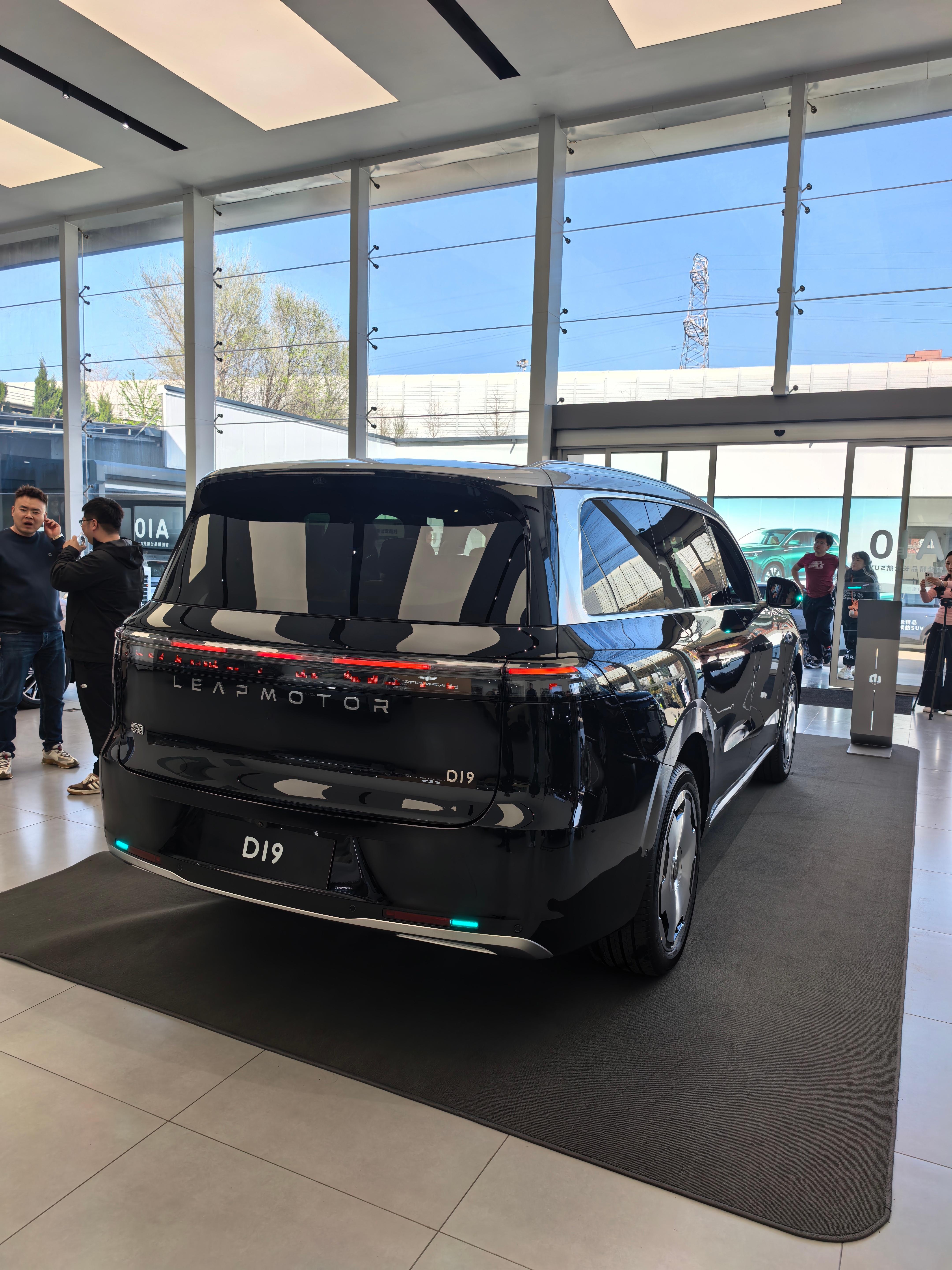 顺路感受了一下零跑 D19外观很耐看，轮胎米其林零跑之前喜欢用玲珑轮胎我们山东轮