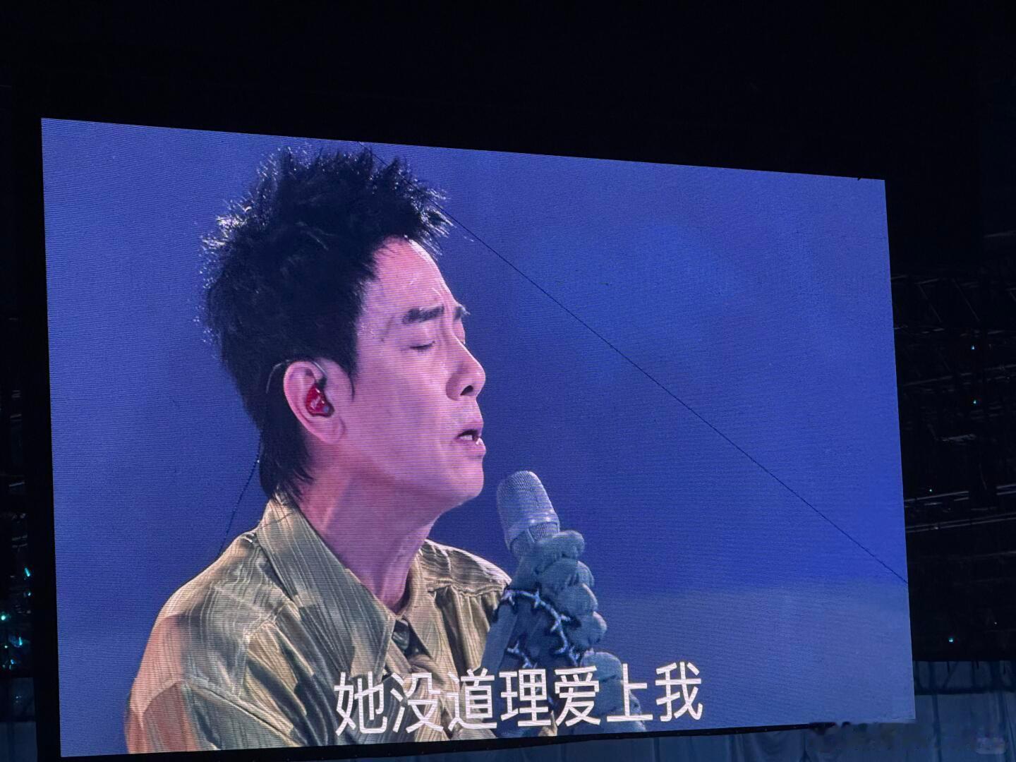 陈小春四面台上座率陈小春的舞台可真的没有让我们粉丝失望呀，舞台效果非常对得起四面