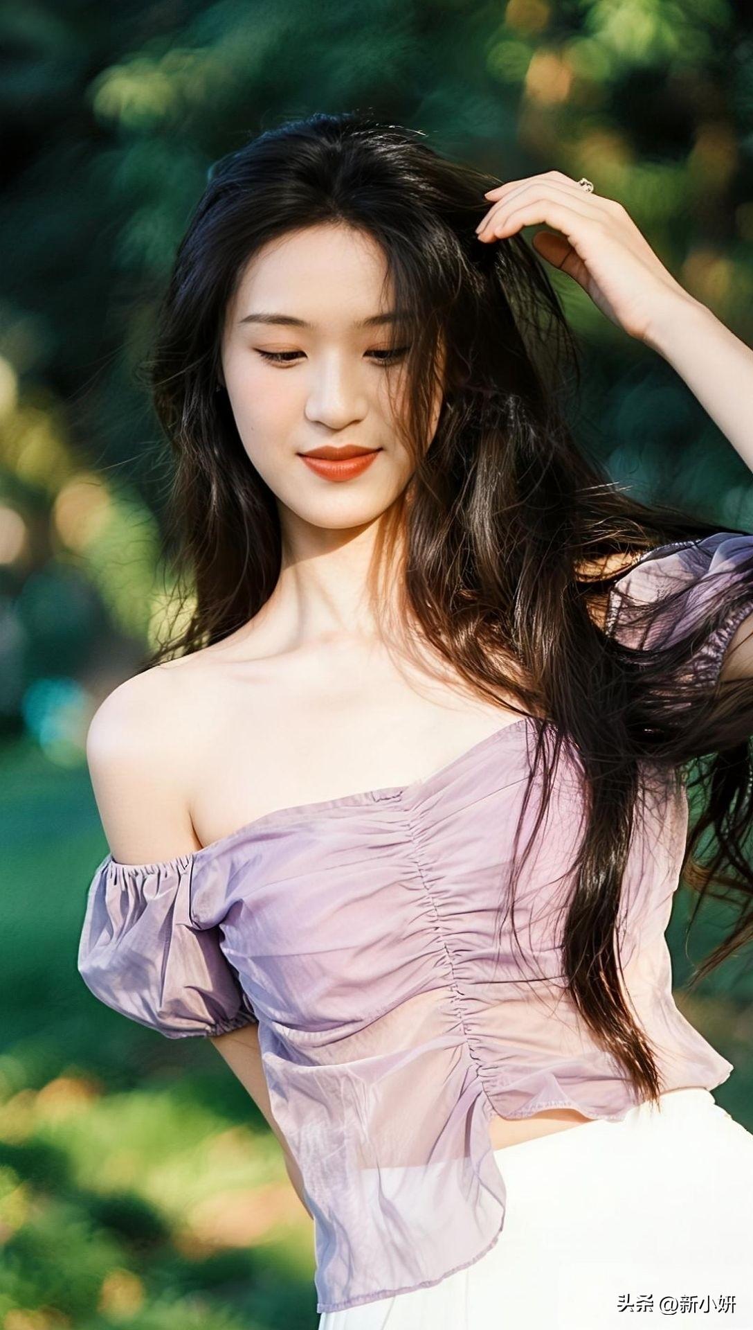 风穿过发梢的时候
把阳光揉成了碎金
落在你露肩的紫纱上
也落在你垂眸的温柔里
 