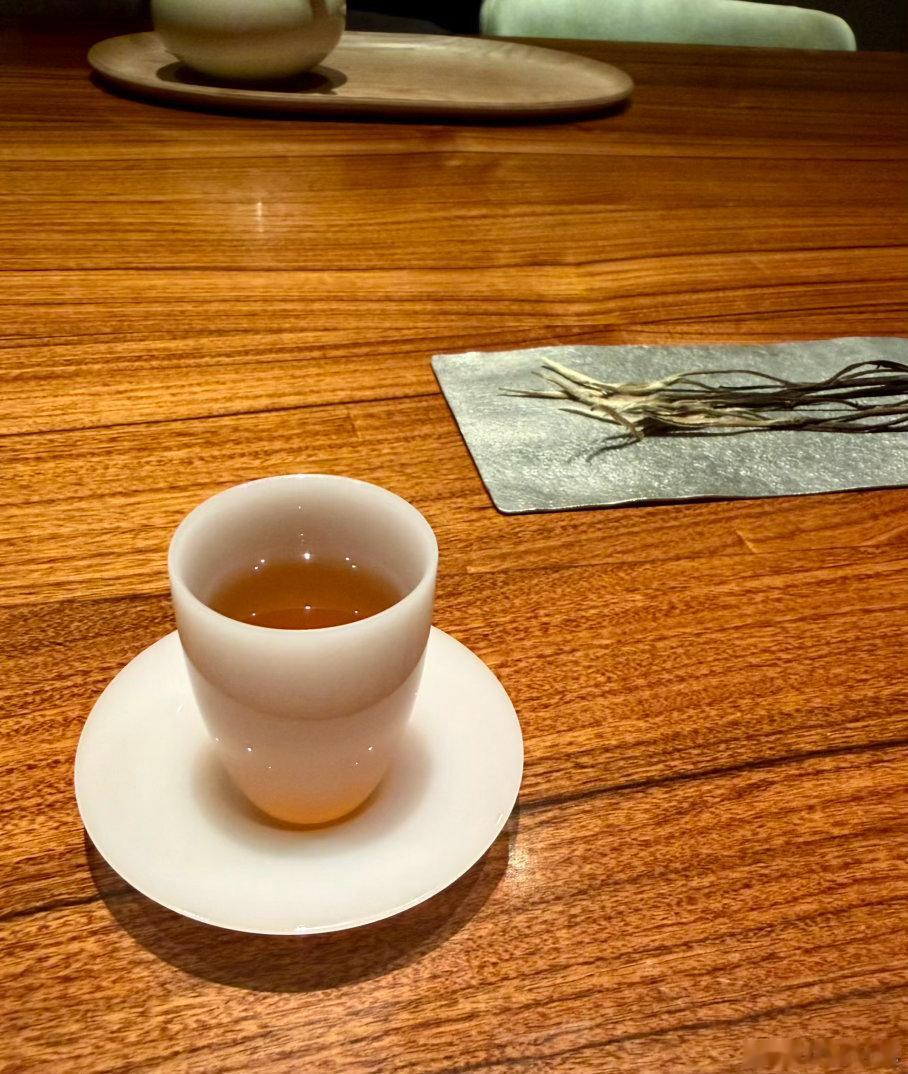 托朋友的福，赶上福和慧夏季菜单的尾巴。还记得去年秋那盏饮之如吻兰花的蒙顶甘露，福