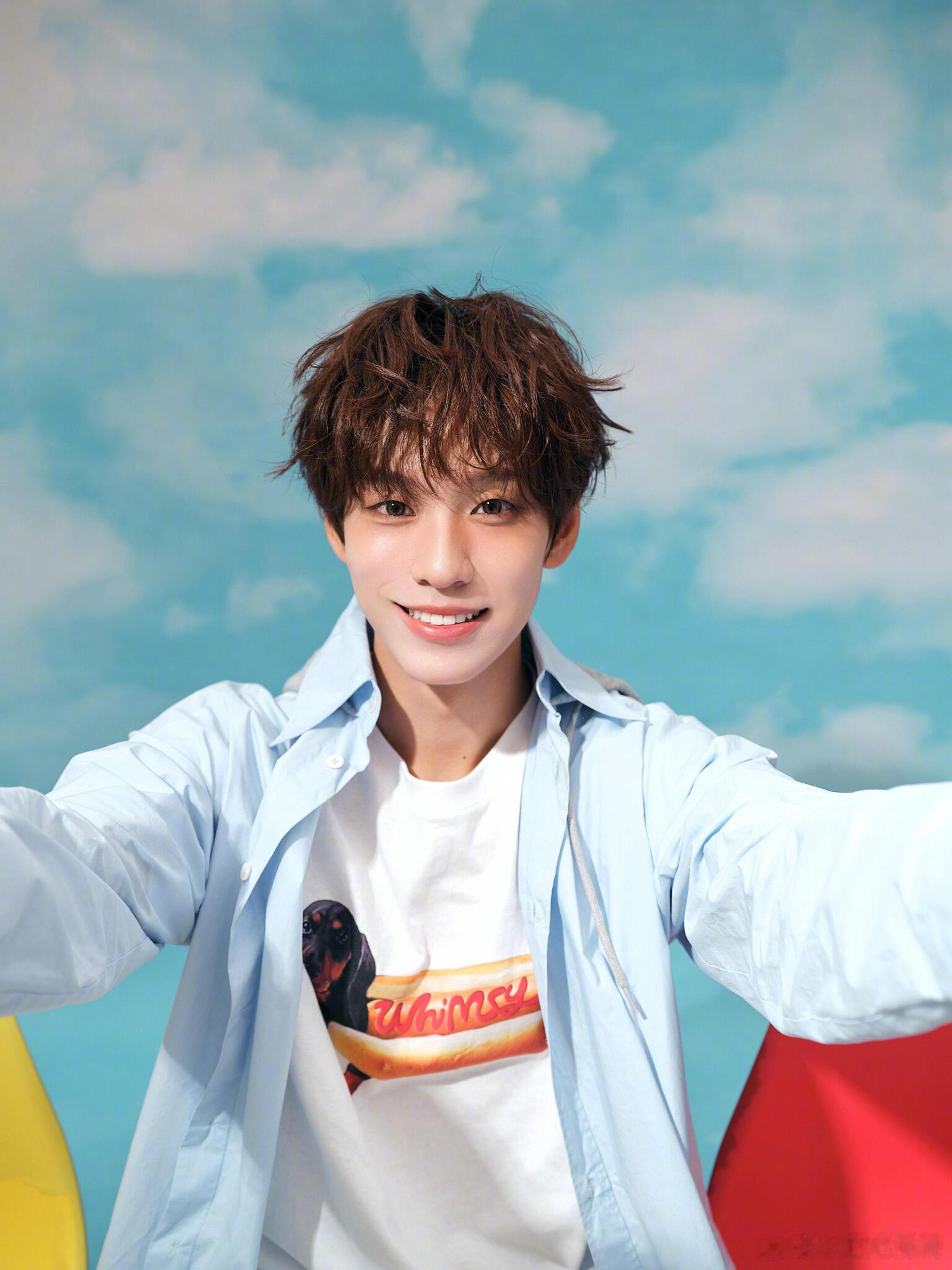 余景天回应被称为讨坏型爱豆余景天的讨坏是少年感的鲜活，内核却是通透真诚，把热爱与