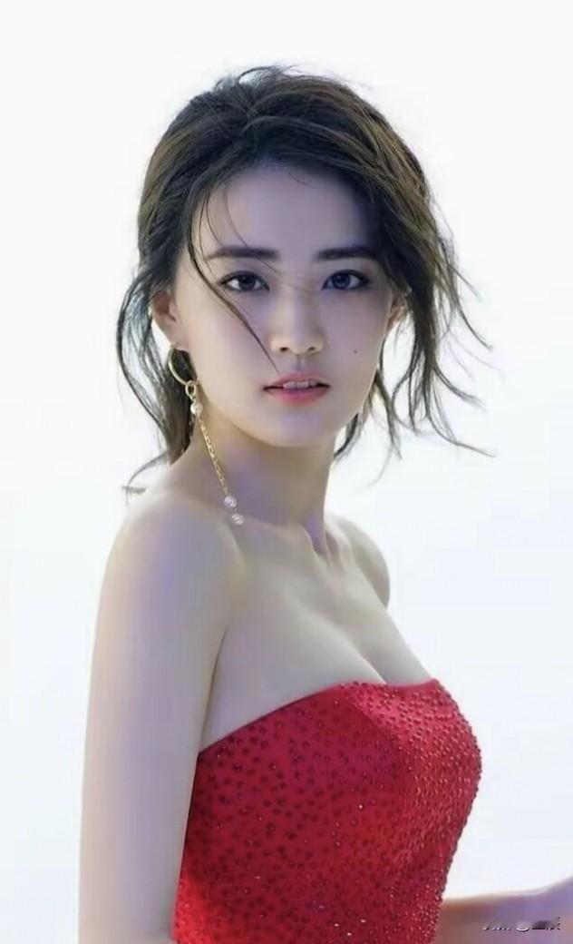 徐璐穿红裙的样子简直绝了，真就是优雅迷人的仙子本仙。红裙热烈又张扬，穿在她身上，