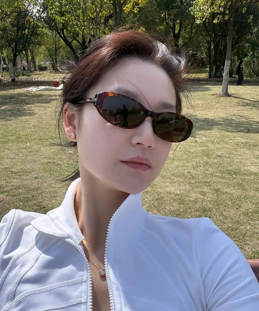 邻居阿亮老婆长得跟明星似的，结果上周真跟人跑了。

阿亮做海鲜批发，凌晨三点出门