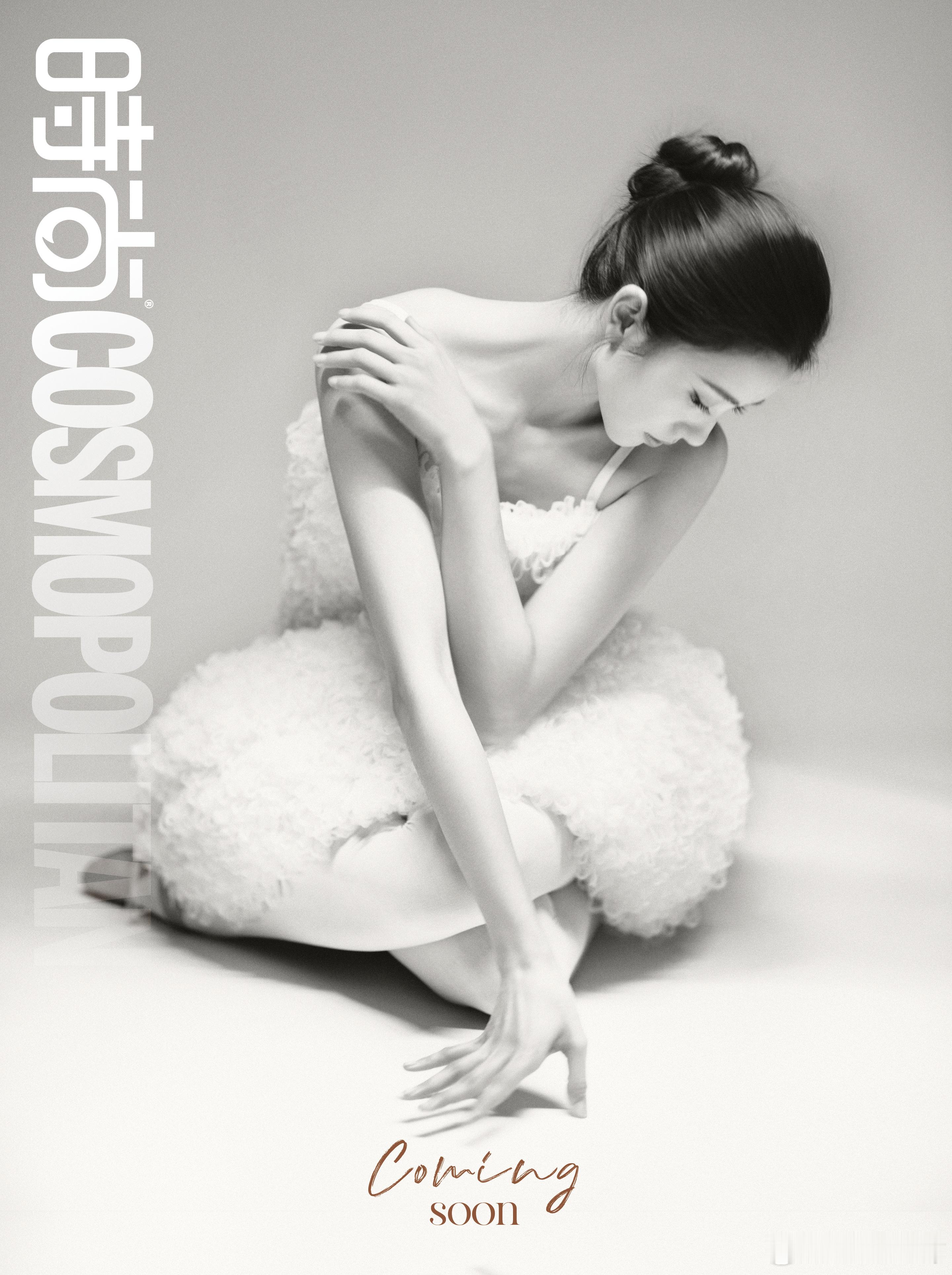 刘浩存天鹅之姿封面预告白羽清灵，黑羽矜贵，刘浩存以天鹅之姿登时尚COSMO五月刊