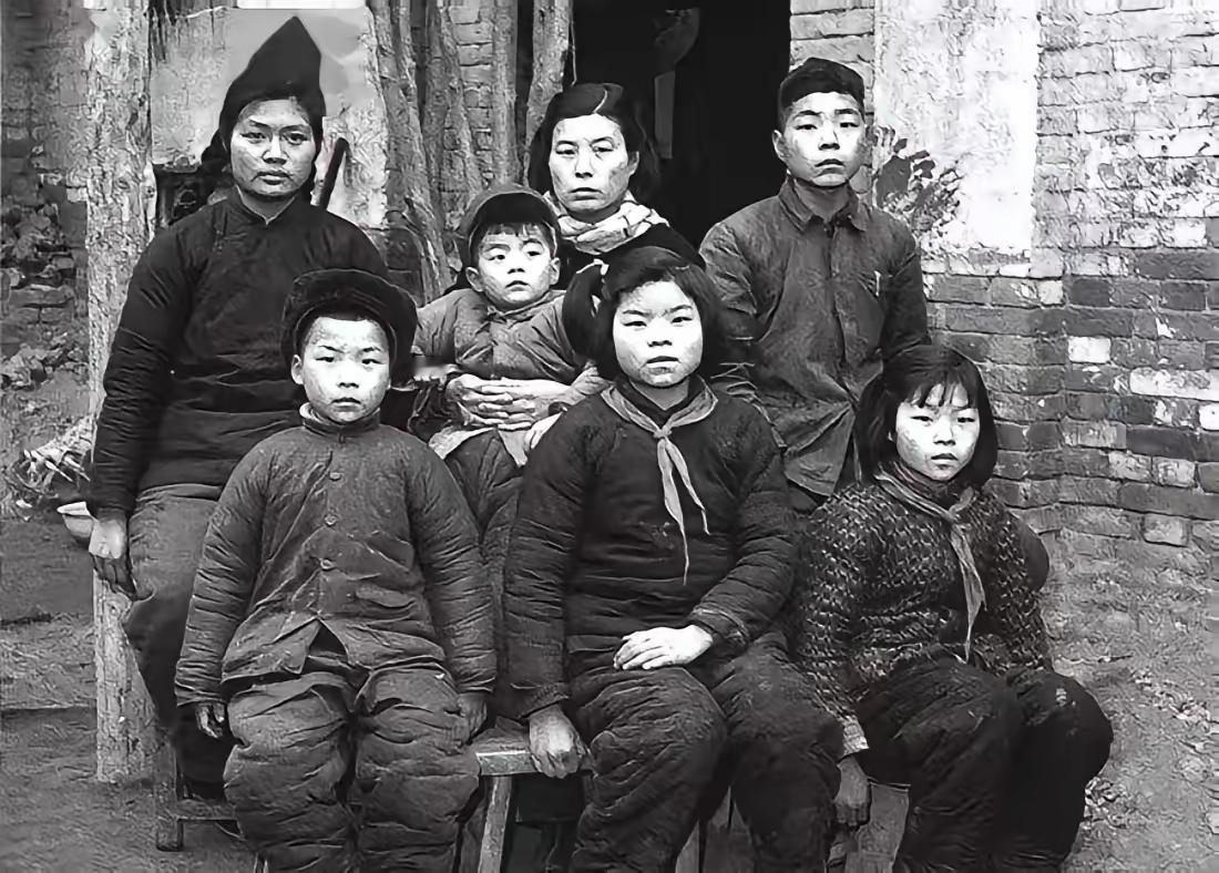 1965年，焦裕禄的遗孀徐俊雅和六个子女的合影，此时距焦裕禄去世还不到一年（19