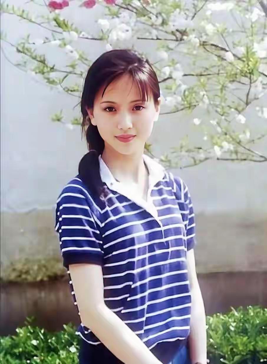 演员侯勇说：“1992年，在央视春晚的后台，我第一次见到陶慧敏，就在心里想，天哪