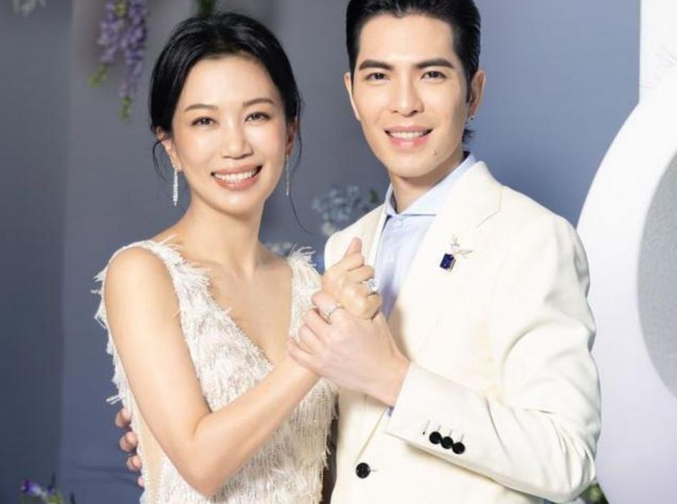 10月13日晚上，台北万豪酒店，萧敬腾与妻子林胡慧在这里举行盛大的婚礼。
这场筹