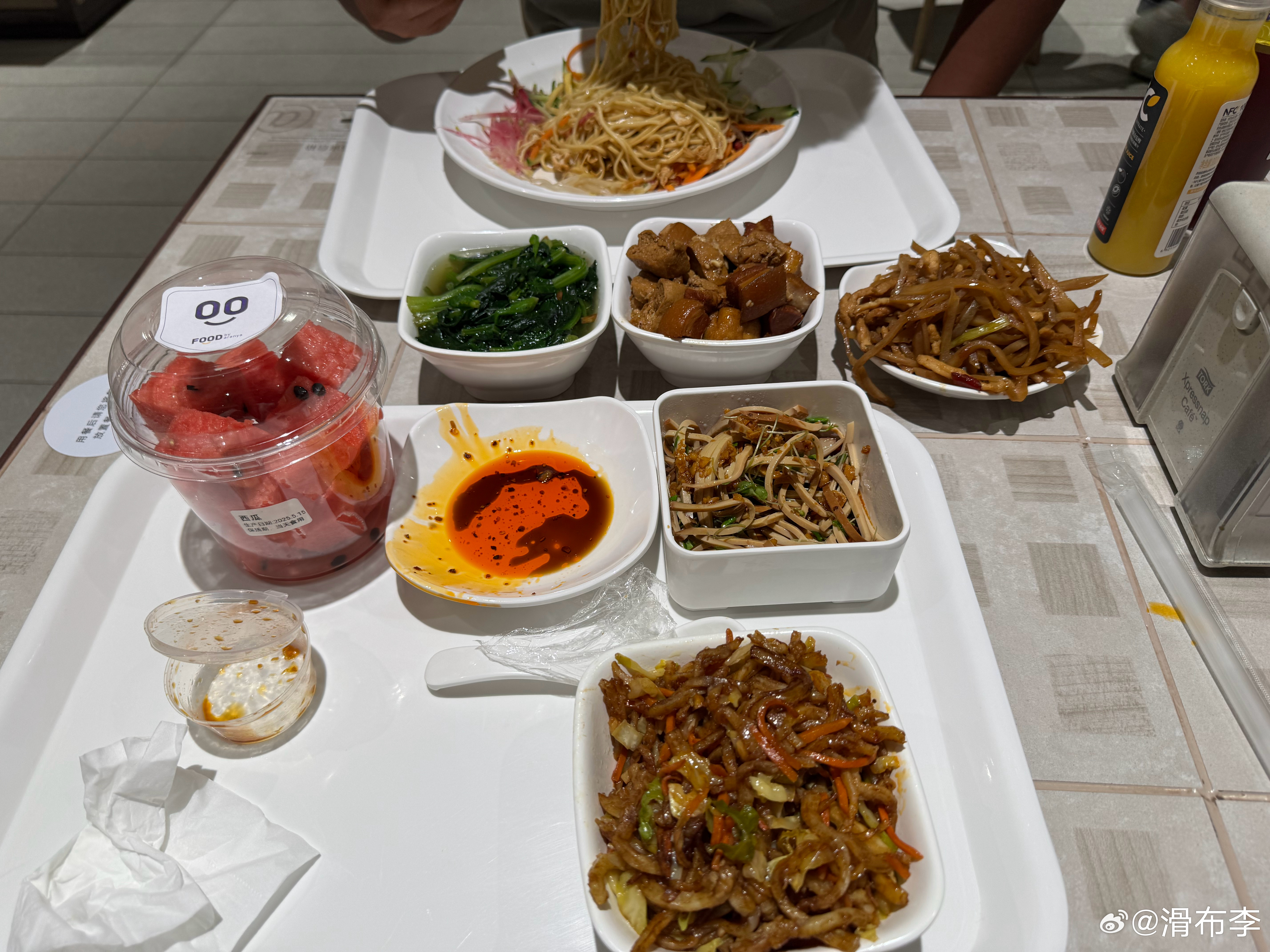 上顿饭是十二个小时前，面朝黄土背朝天，一干库库干一天，晚上的食堂炒饼格外的香，两