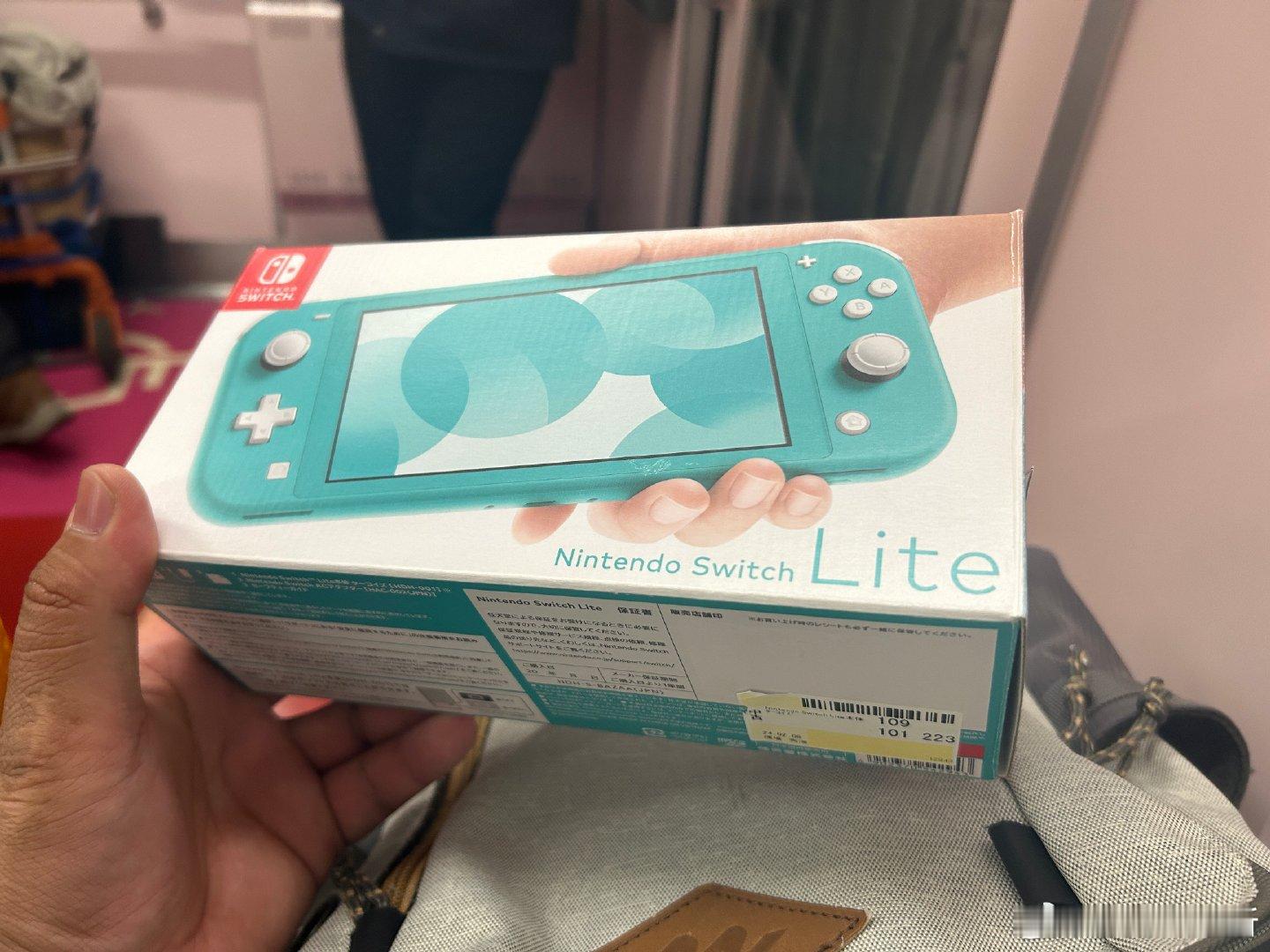 在秋叶原淘了个八角尖尖箱说全的 Switch Lite，看着跟新的一样，合人民币
