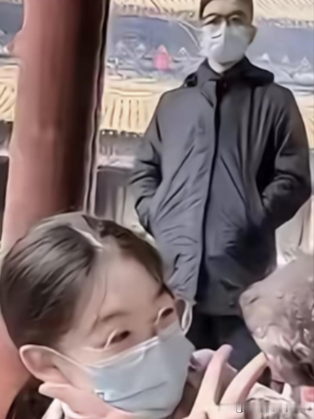 朱女士的女儿开朗阳光，即便戴着口罩，眼神也带着笑意。一旁的父亲神色严肃、面露不耐