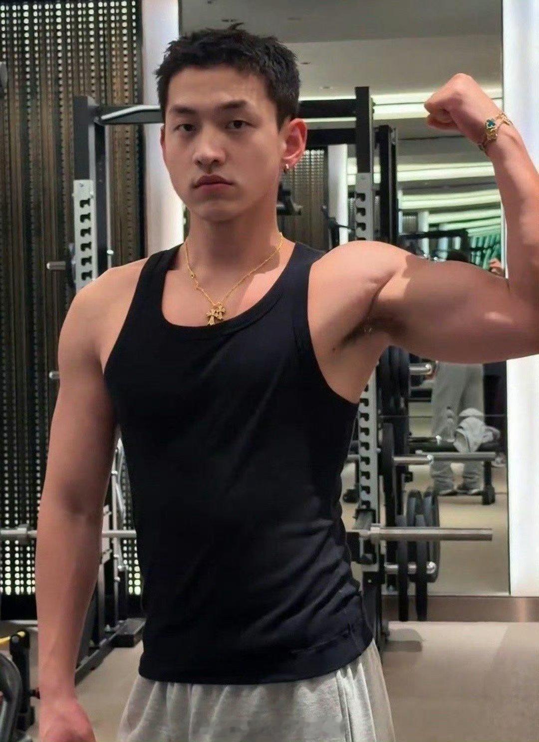 李嘉格男友身材该说不说？两个人在一起还是很般配的。 