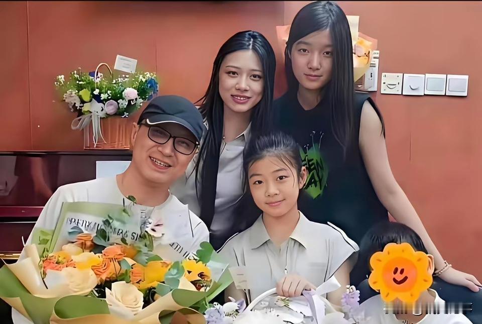 汪峰和三个女儿同框出镜，终于将所有女儿集齐。镜头下汪峰坐在中间，身旁站着三个女儿