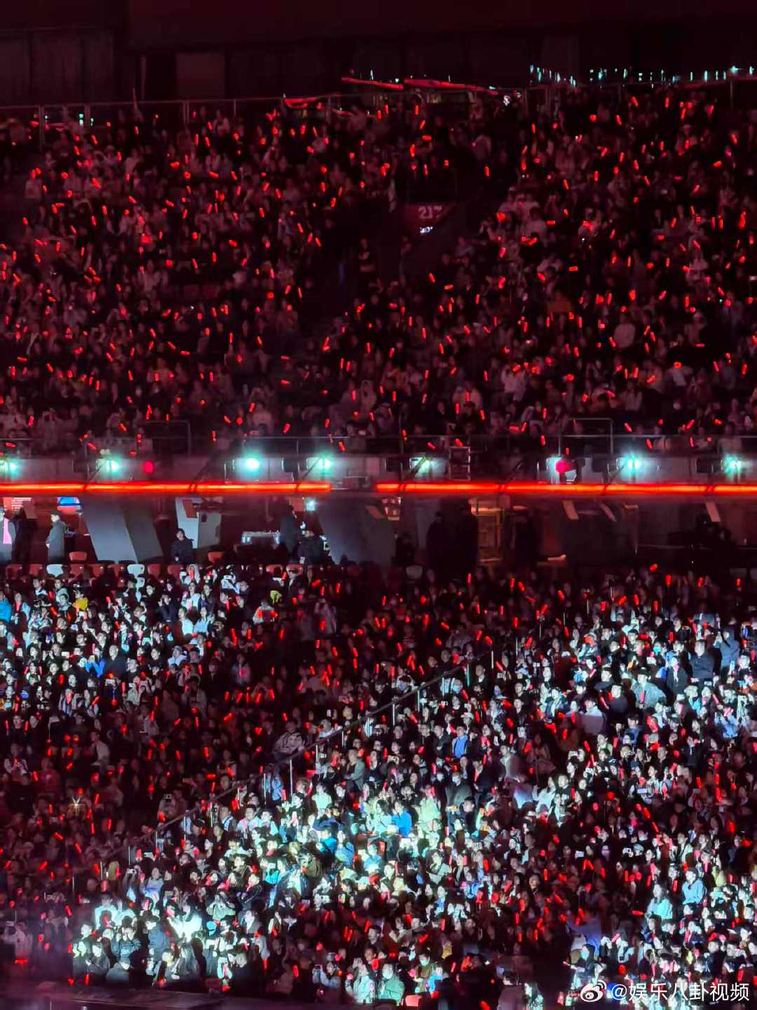 张杰鸟巢上座率谁懂啊！张杰鸟巢这上座率真的满场全是人，荧光棒形式应援海直接把场馆
