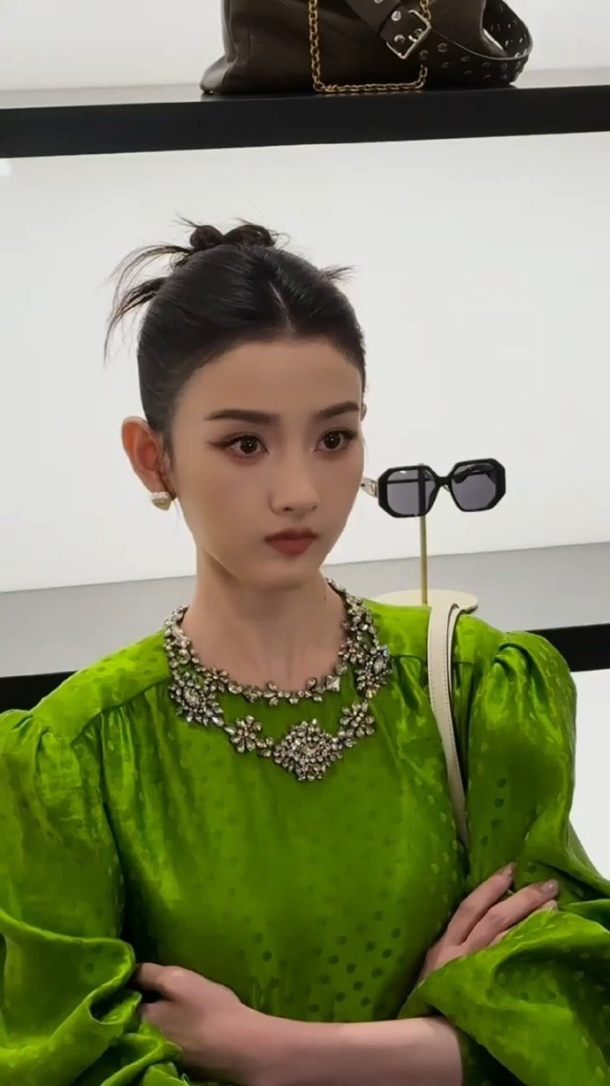 宋祖儿的活动状态  宋祖儿筷子腿 宋祖儿的活动状态，宋祖儿筷子，一身明艳波点绿裙