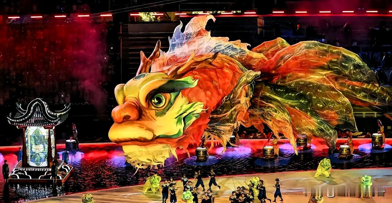 最近看完十五运开幕式直播，感觉和08年奥运会差别真大。以前都是几千人排队跳舞，现