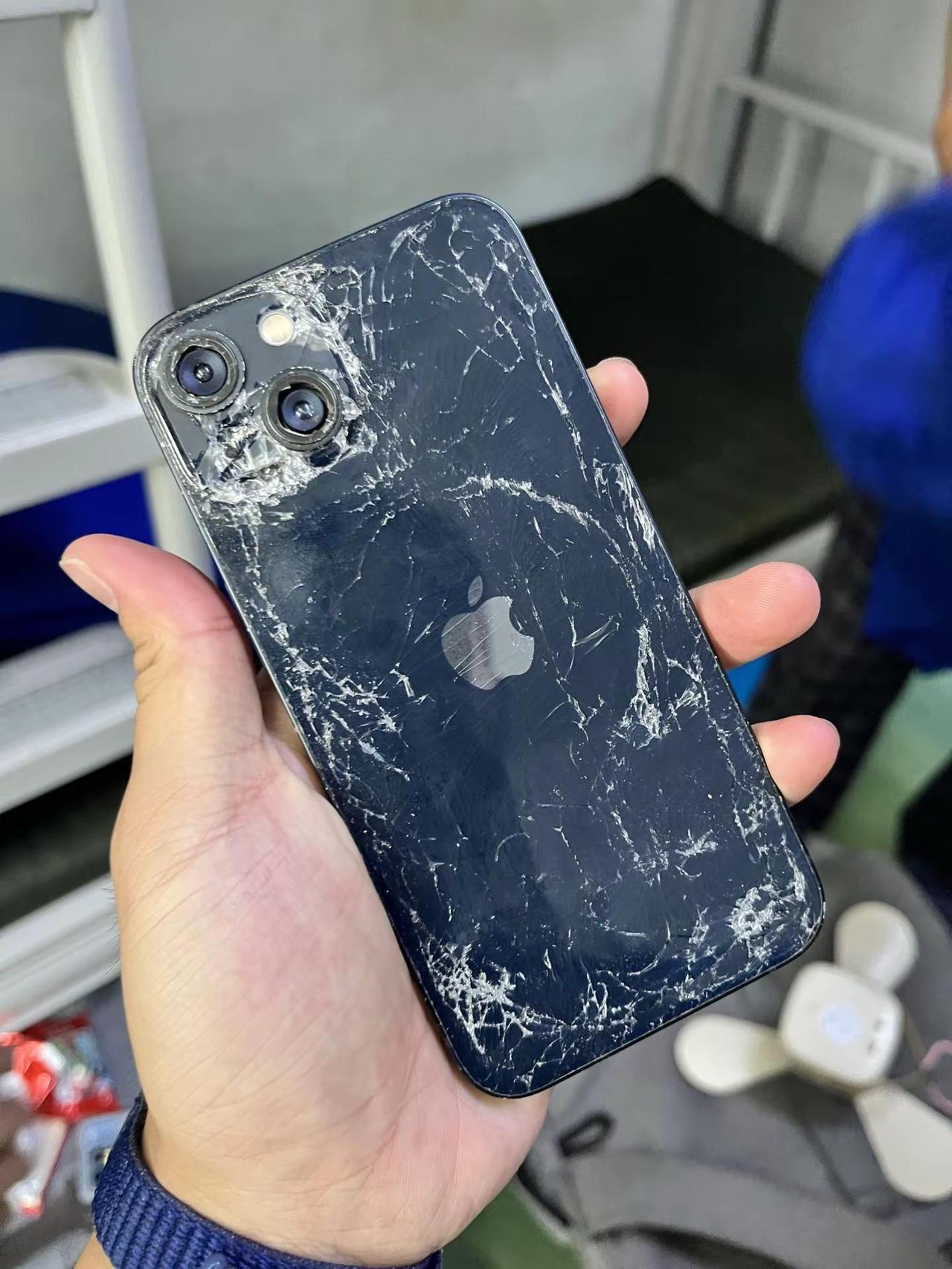 “苹果13，战绩可查” 关于苹果掉在国道被货车碾压依旧能战苹果 iphone 苹