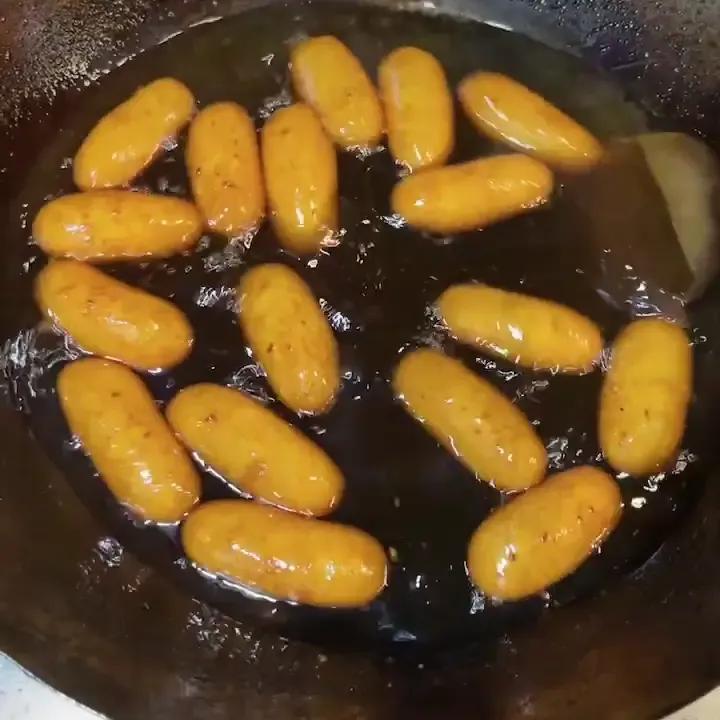 每次过年，老家的人喜欢把糯米打成粉，黏糊糊的面团，炸之前要用手使劲揉搓，让它上劲