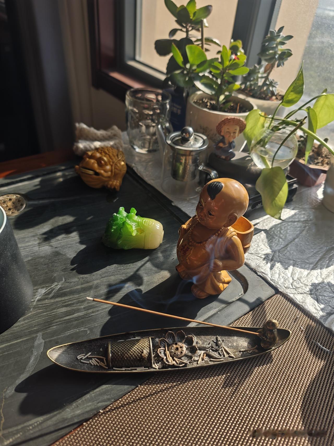 今天天气真好，晴空万里。坐在窗前喝一杯茶，点燃一根老檀香，看这窗外，这也是一种享