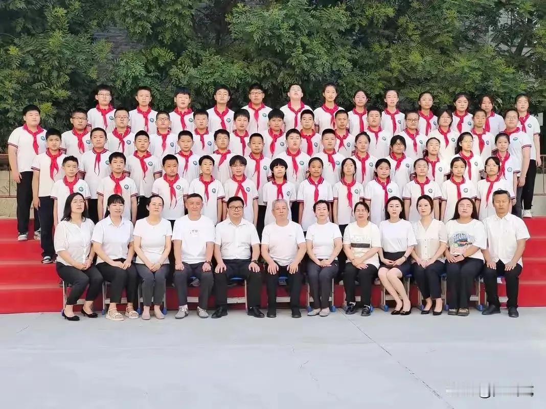 八音斯奏，三献毕陈。
神州隽永，晖光日新。
   喜迎新年