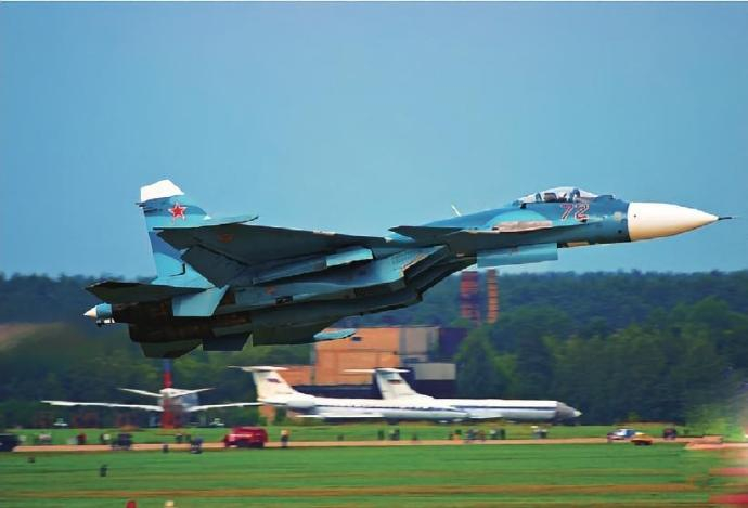 每天认识一件兵器 苏联/俄罗斯Su-27“侧卫”战斗机机身长度：21.9米机身高