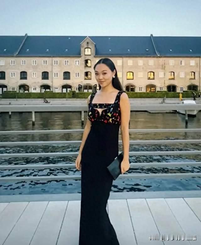 李连杰大女儿近照曝光，继承父母美貌，成长环境塑造独特ABC气质