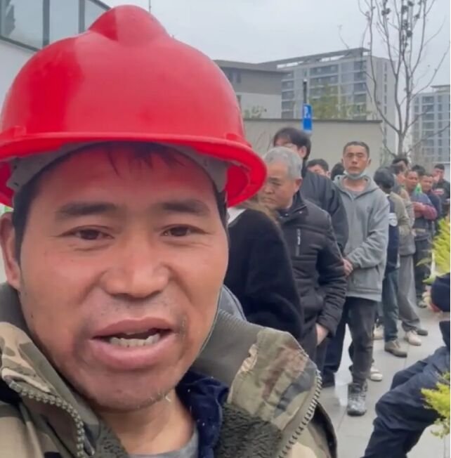 网红阿飞被网暴，称他10元卤肉饭定价太低，严重扰乱周边市场 