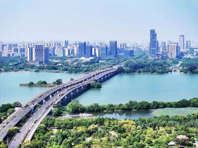 武汉挺适合居住的。先说气候，夏天热得像火炉，但冬天也不算太冷，而且现在空调普及，