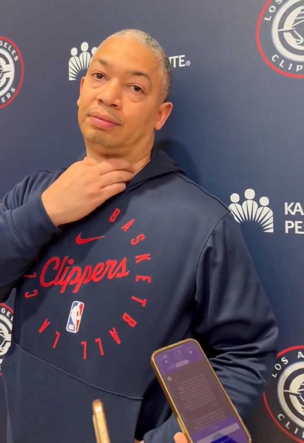 泰伦·卢表示，关于他和保罗几周没说话的报道不是真的：“那不是真的。他都在打球了，