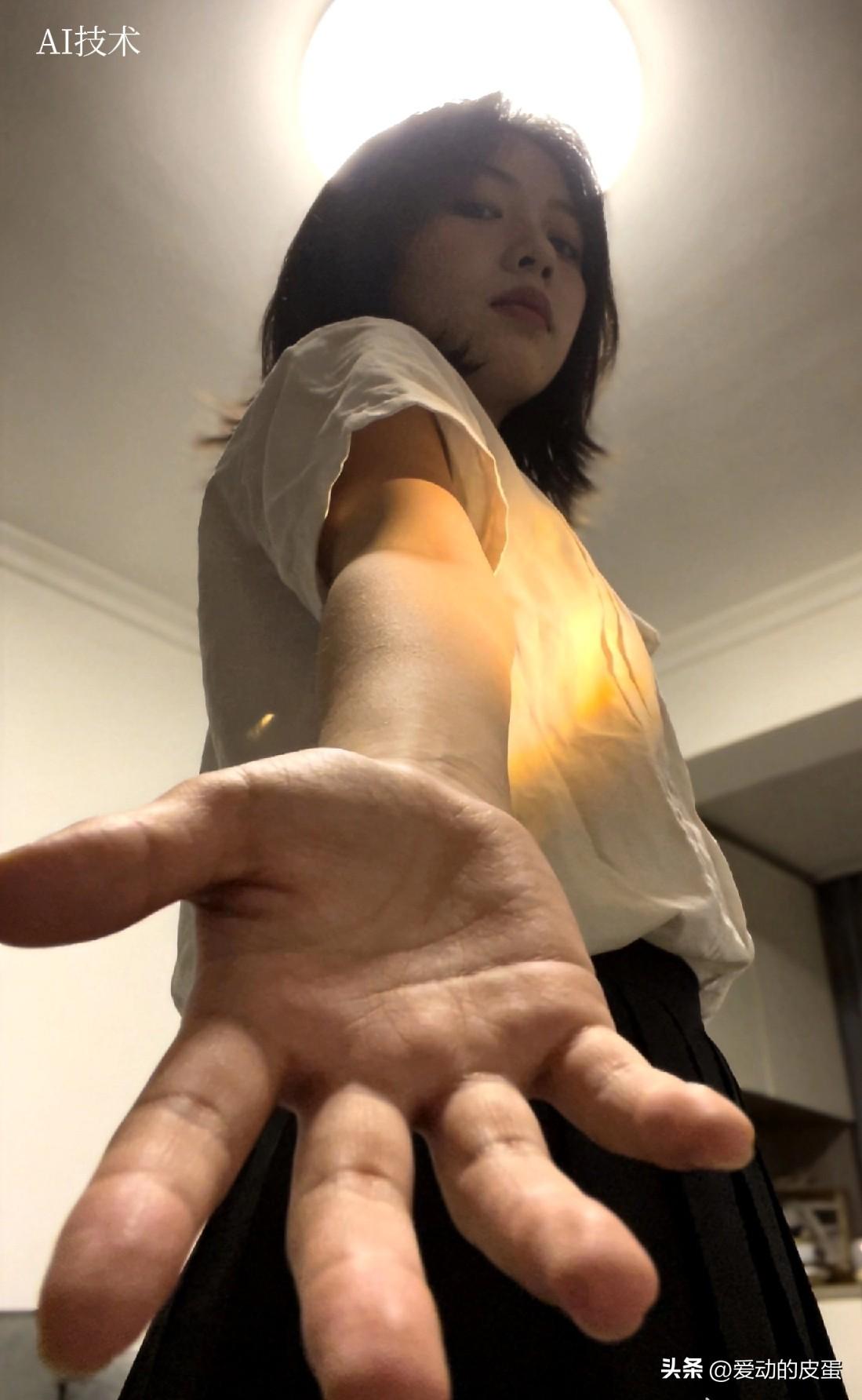 晚上被老婆和闺蜜拉着玩游戏，
老婆说脖子有点酸了，让我按了两下。
一会功夫，效果
