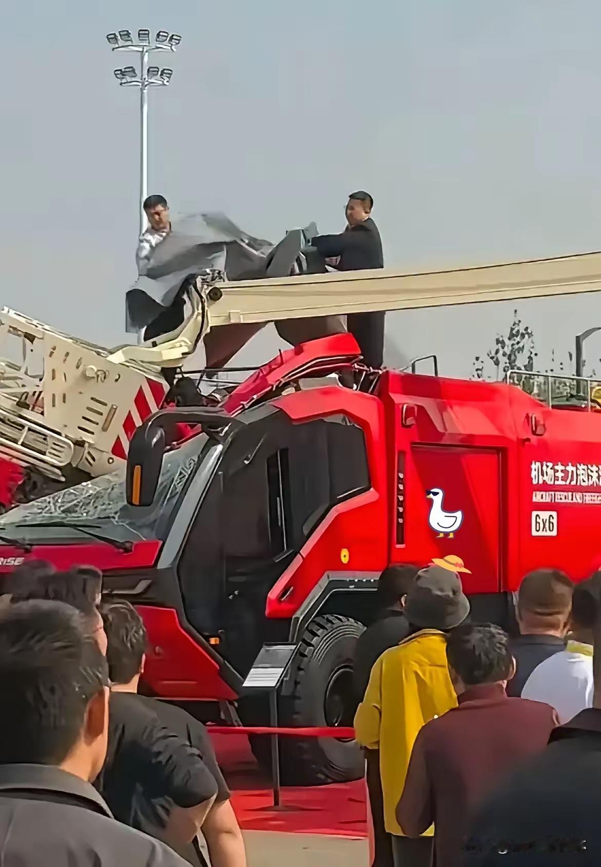 国际消防器材展上这出戏，看得人哭笑不得。
泡沫消防车云梯突然断了砸向驾驶室，工作