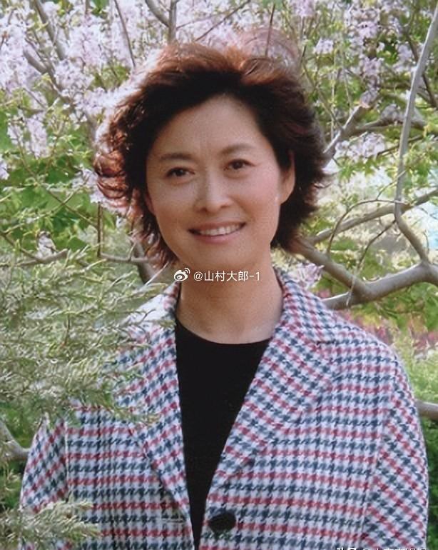敬一丹去世好像上个月就说她去世了吗。后来还辟谣，没想到陪伴童年的姐姐，还是走了，
